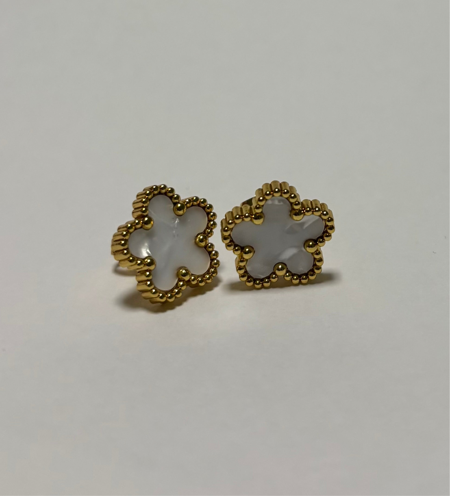 white Clover Ohrstecker | 18K vergoldet