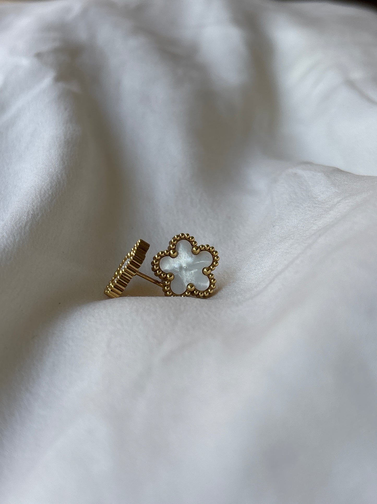 white Clover Ohrstecker | 18K vergoldet
